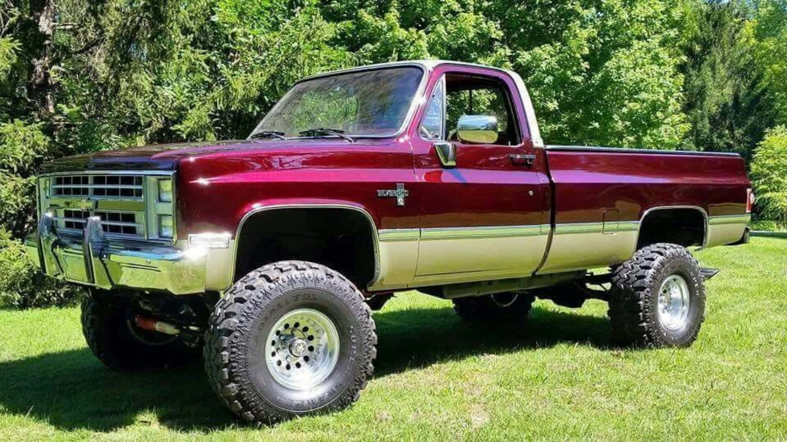 Classic Square Body Truckon Grass Wallpaper