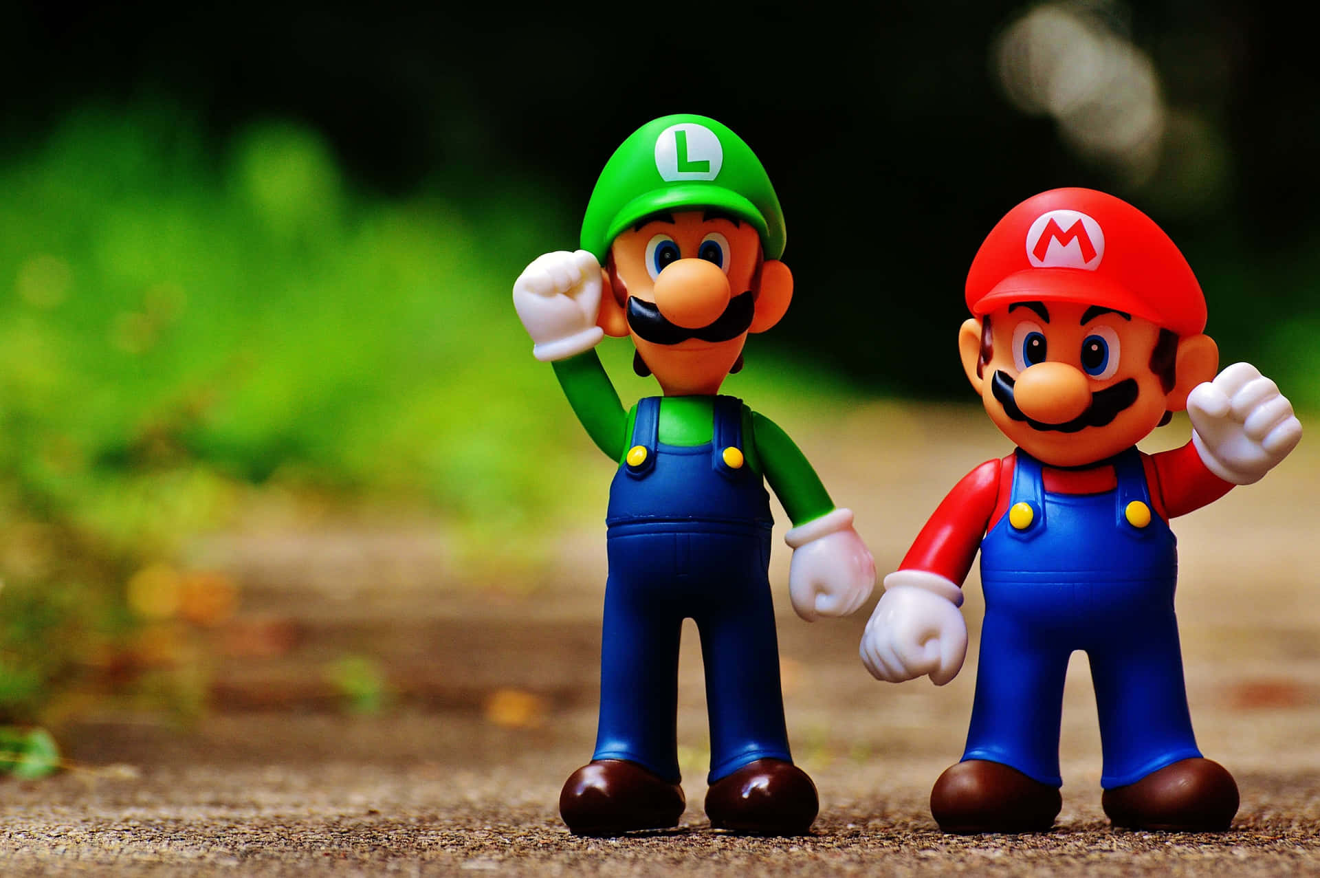Clásicosuper Mario Luigi Con El Puño En Alto Fondo de pantalla