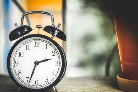 Classic Time-Telling Alarm Clock Wallpaper