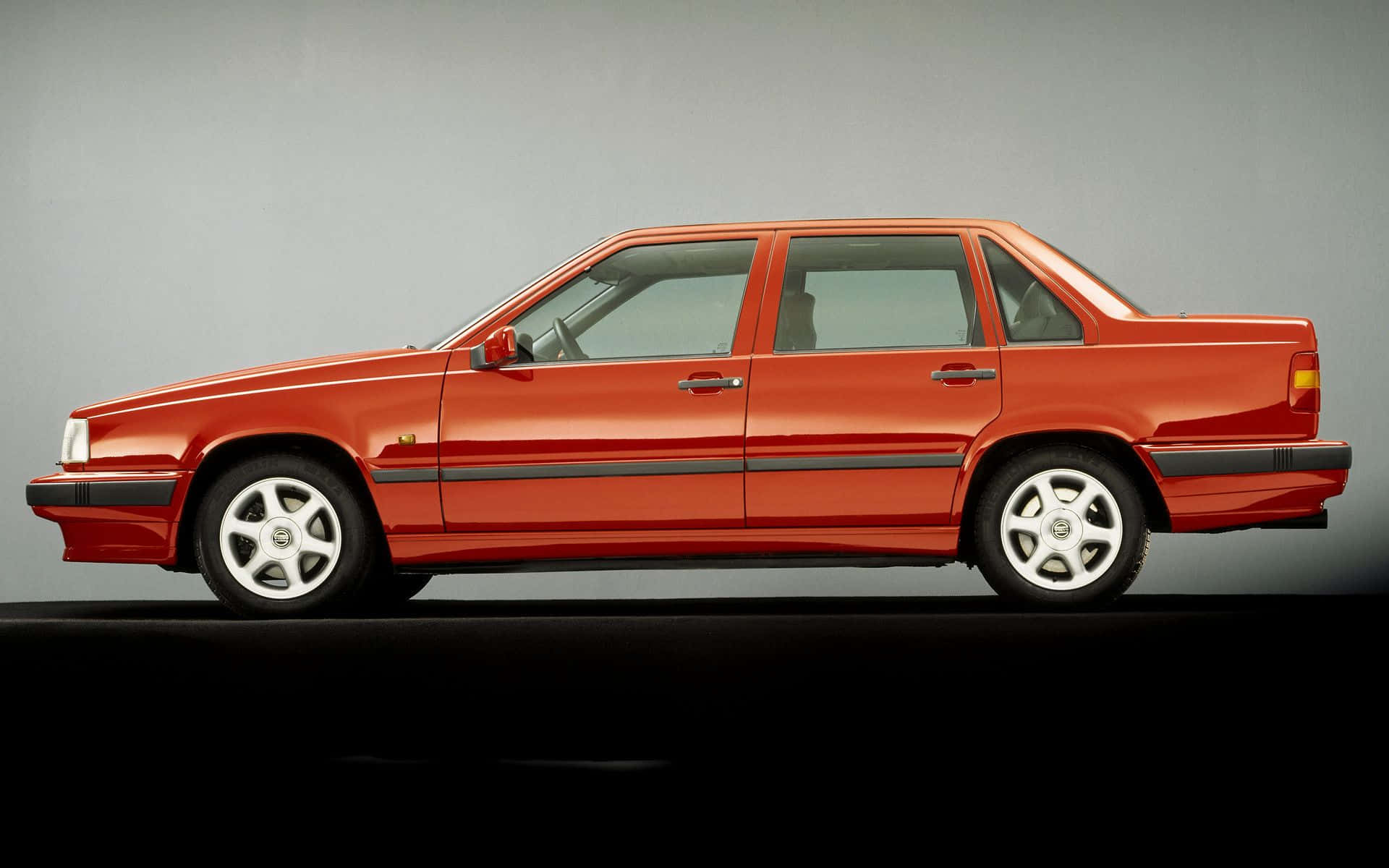 Classic Volvo 850 Gleaming Under A Serene Twilight Sky Wallpaper