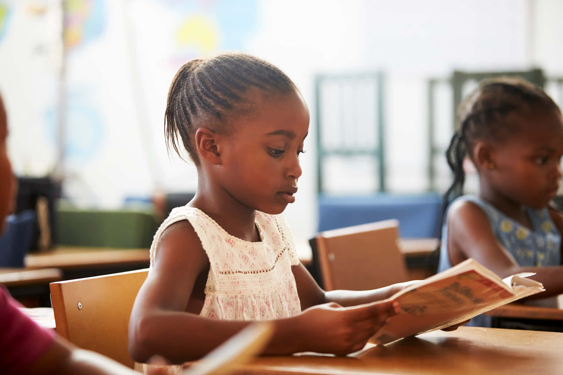 Engrupp Barn Läser Böcker I En Klassrum
