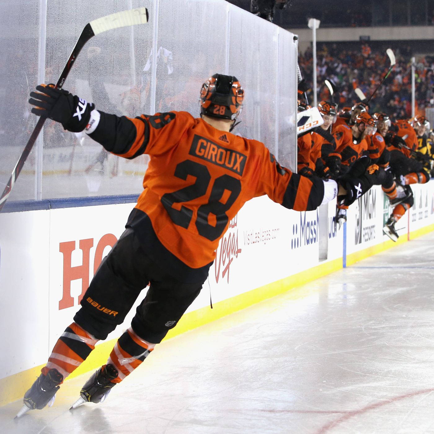 Claudegiroux Patinando Sobre Hielo Philadelphia Flyers. Fondo de pantalla