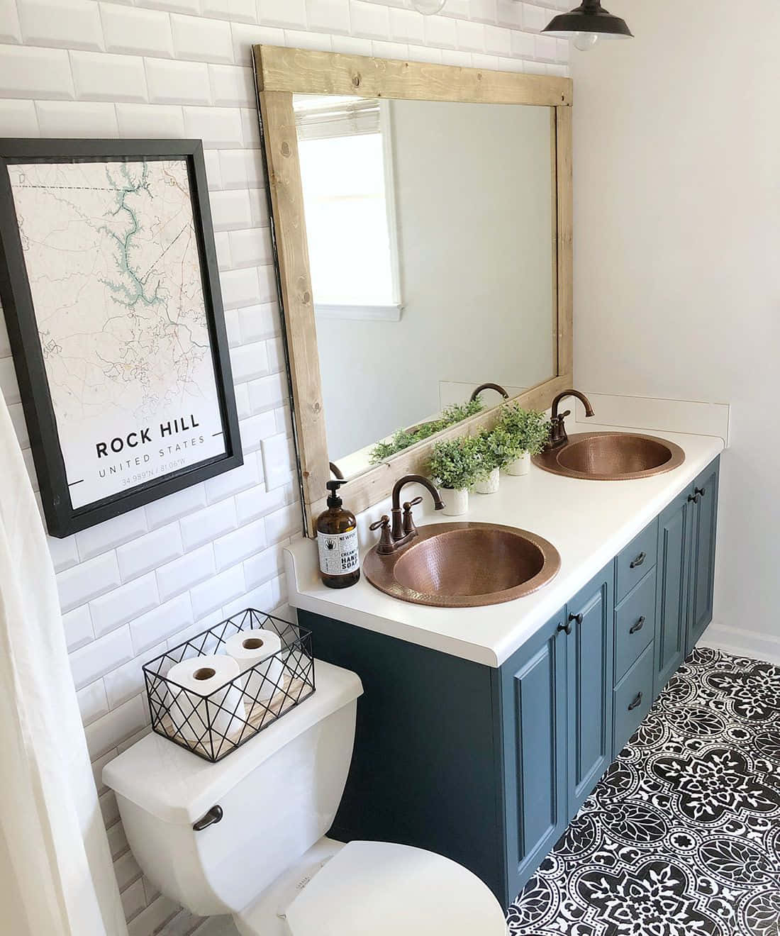 Ren badeværelse med en plakatillustration af en lille pindsvin Wallpaper