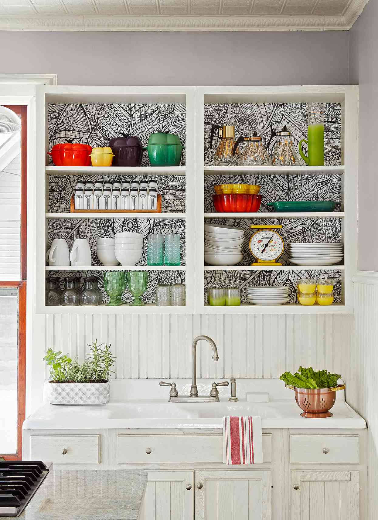 Saubereküchenschrank Und Geschirr. Wallpaper