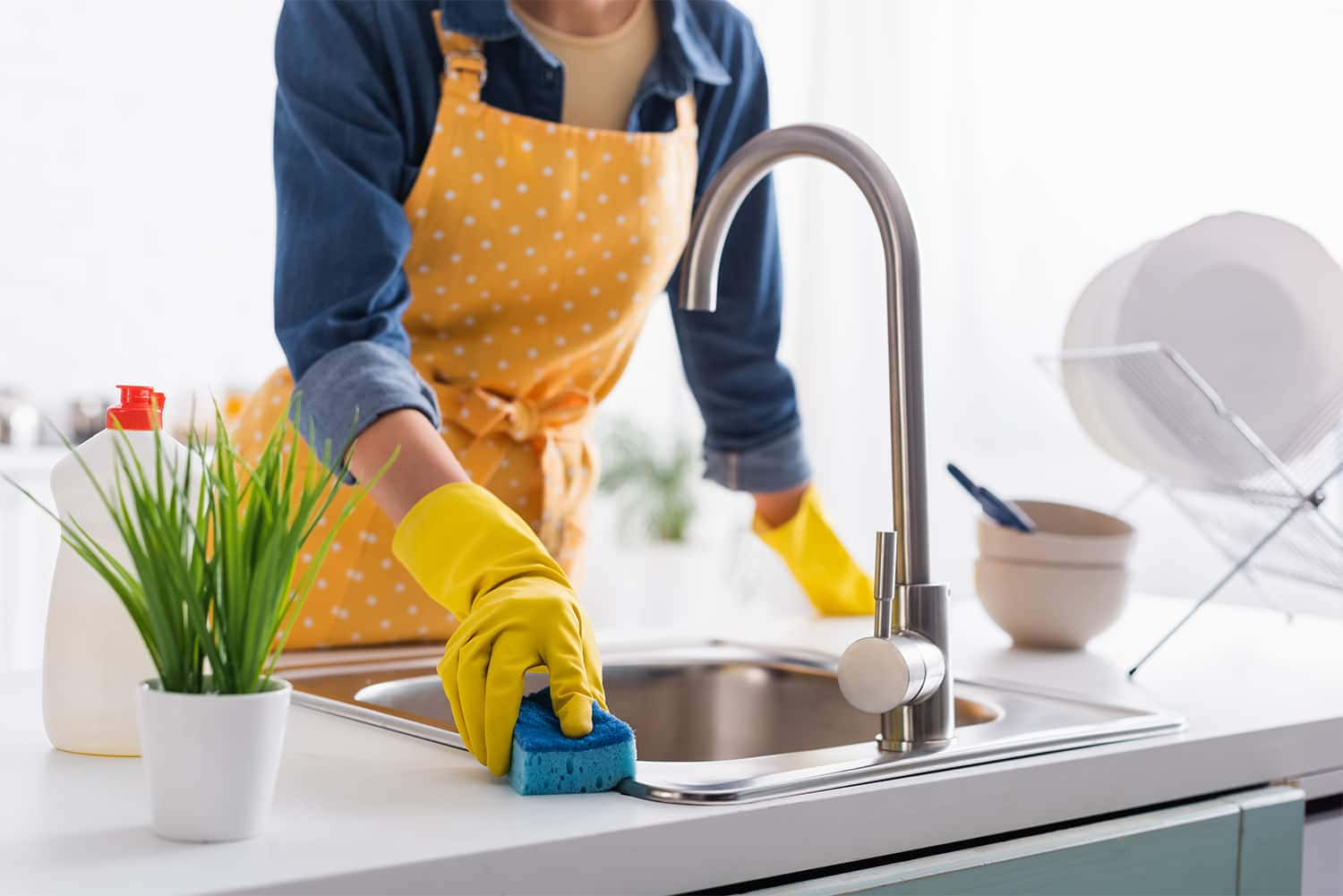 Enkvinde, Der Rengør Køkkenvasken
