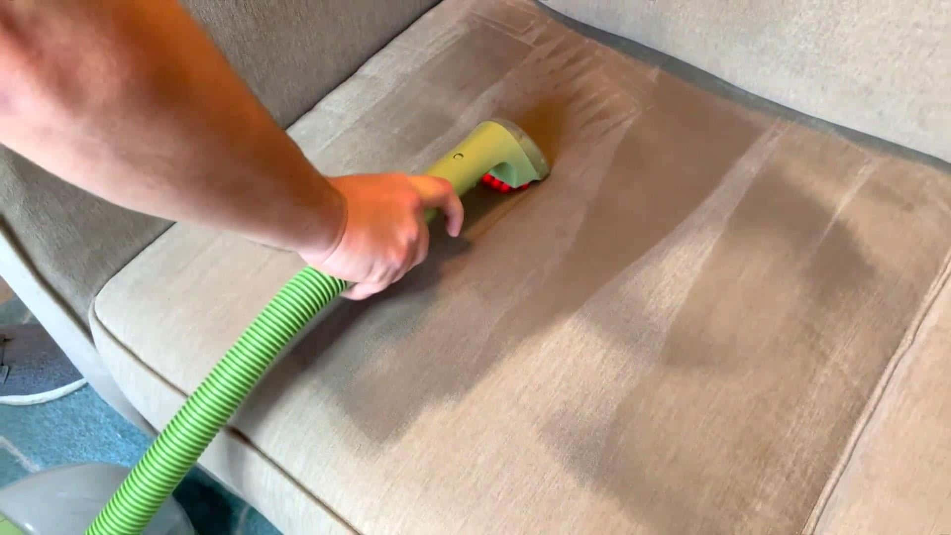 Rengøring af brun sofa støvsugning Wallpaper