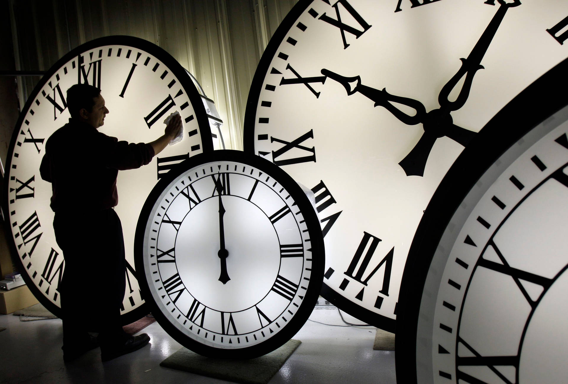 Cleaning Giant Clocks Time Backdrop Wallpaper