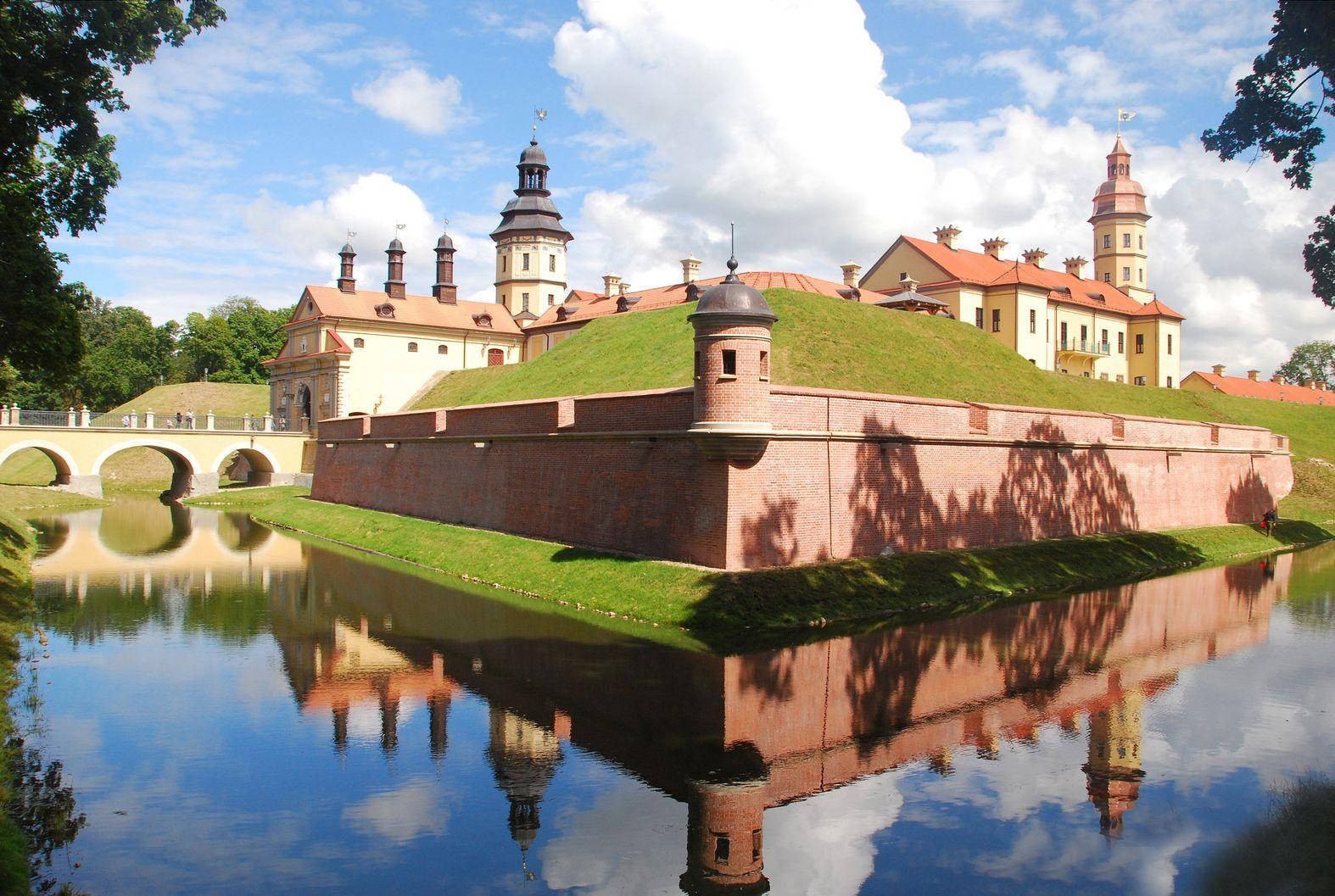 Clear Belarus Castle Lake Picture