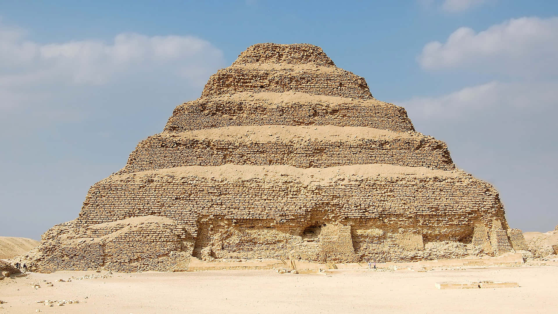 Clear Day At Saqqara Pyramid Wallpaper