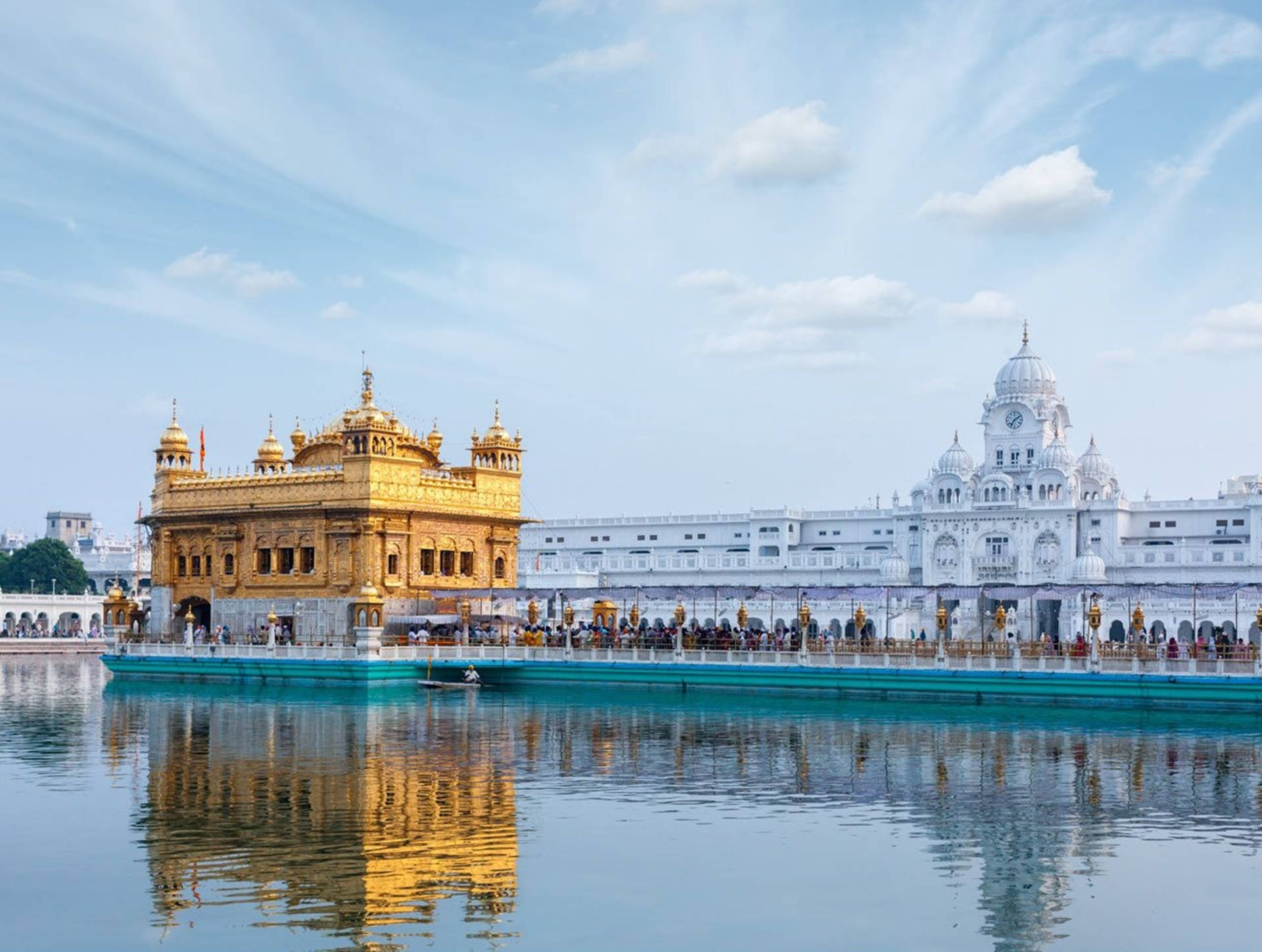 Clear Day At The Golden Temple HD Wallpaper
