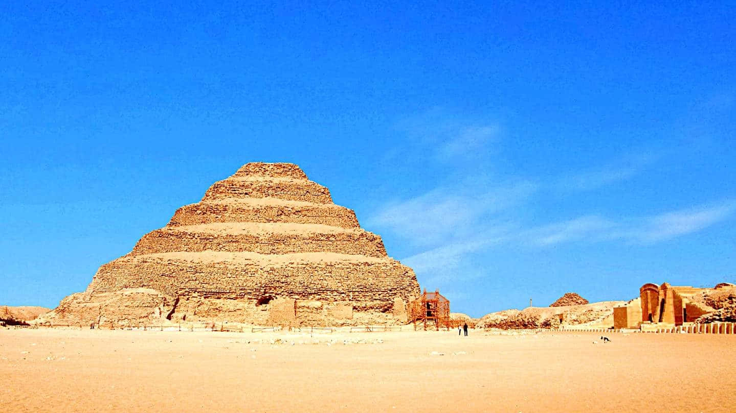 Clear Skies Over Saqqara Pyramid Wallpaper