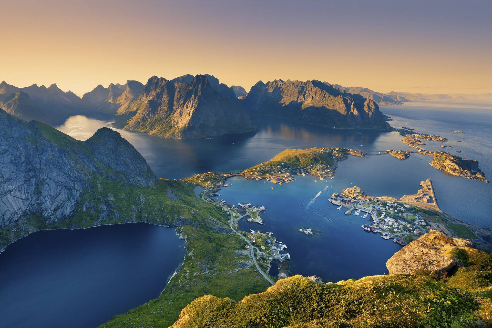 Klarerhimmel Über Den Fjorden In Norwegen Wallpaper