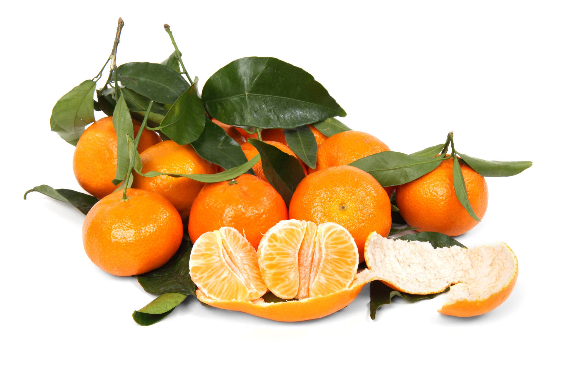 Bright and Fresh Clementine Citrus Fruits with Segments Wallpaper