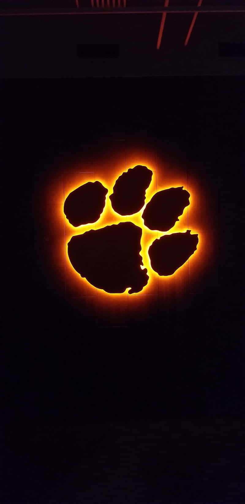 Unlogotipo De Los Clemson Tigers Se Ilumina En Naranja. Fondo de pantalla