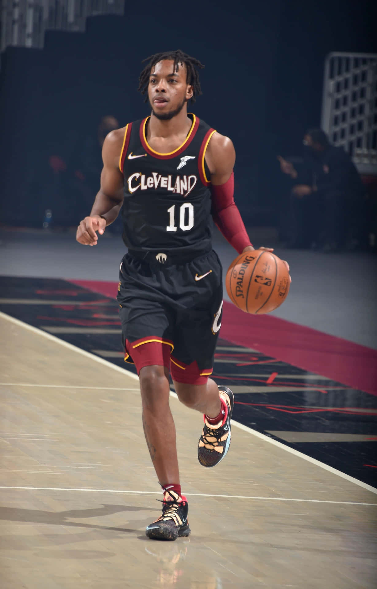 Cleveland Cavaliers Player Dribbling Basketball Wallpaper