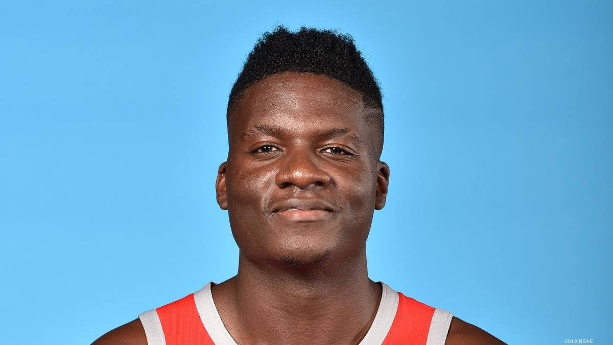 Clintcapela Ler Framför Kameran. (this Sentence Refers To A Computer Or Mobile Wallpaper That Depicts Clint Capela Smiling In Front Of A Camera.) Wallpaper