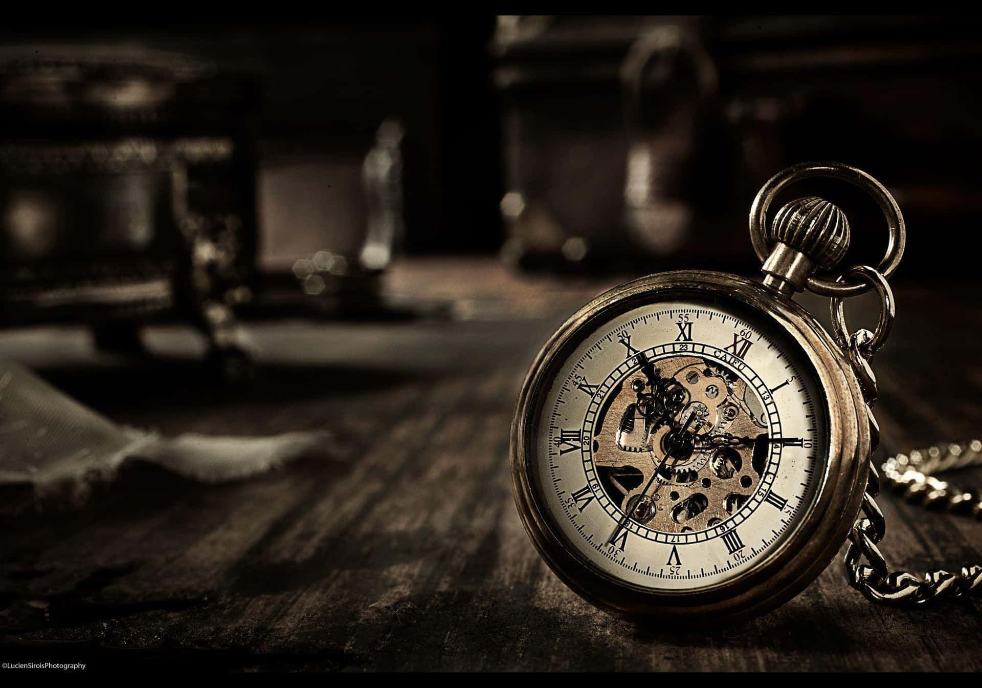 Imagenque Muestra La Belleza Del Paso Del Tiempo: Un Reloj Diseñado Con Detalle En Un Estilo Vintage.
