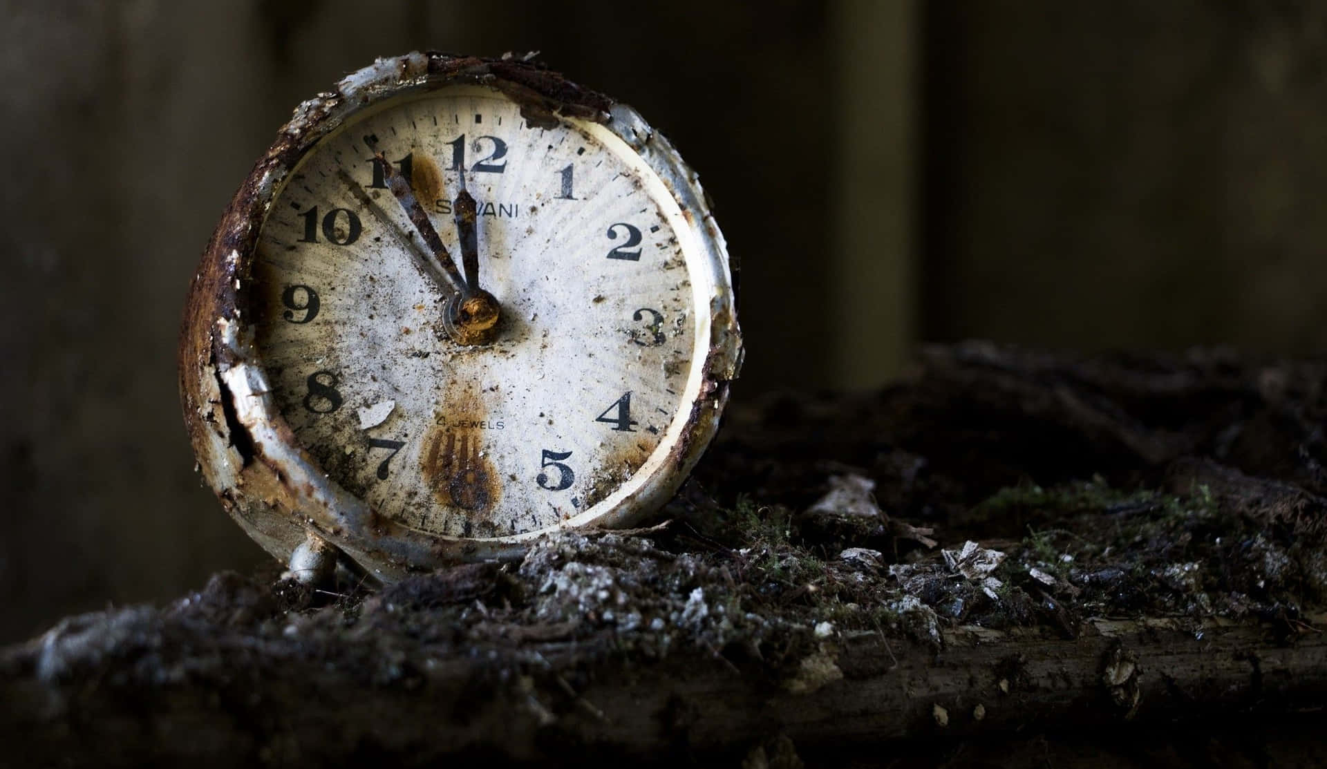 Einedekorative Uhr Auf Einem Regal