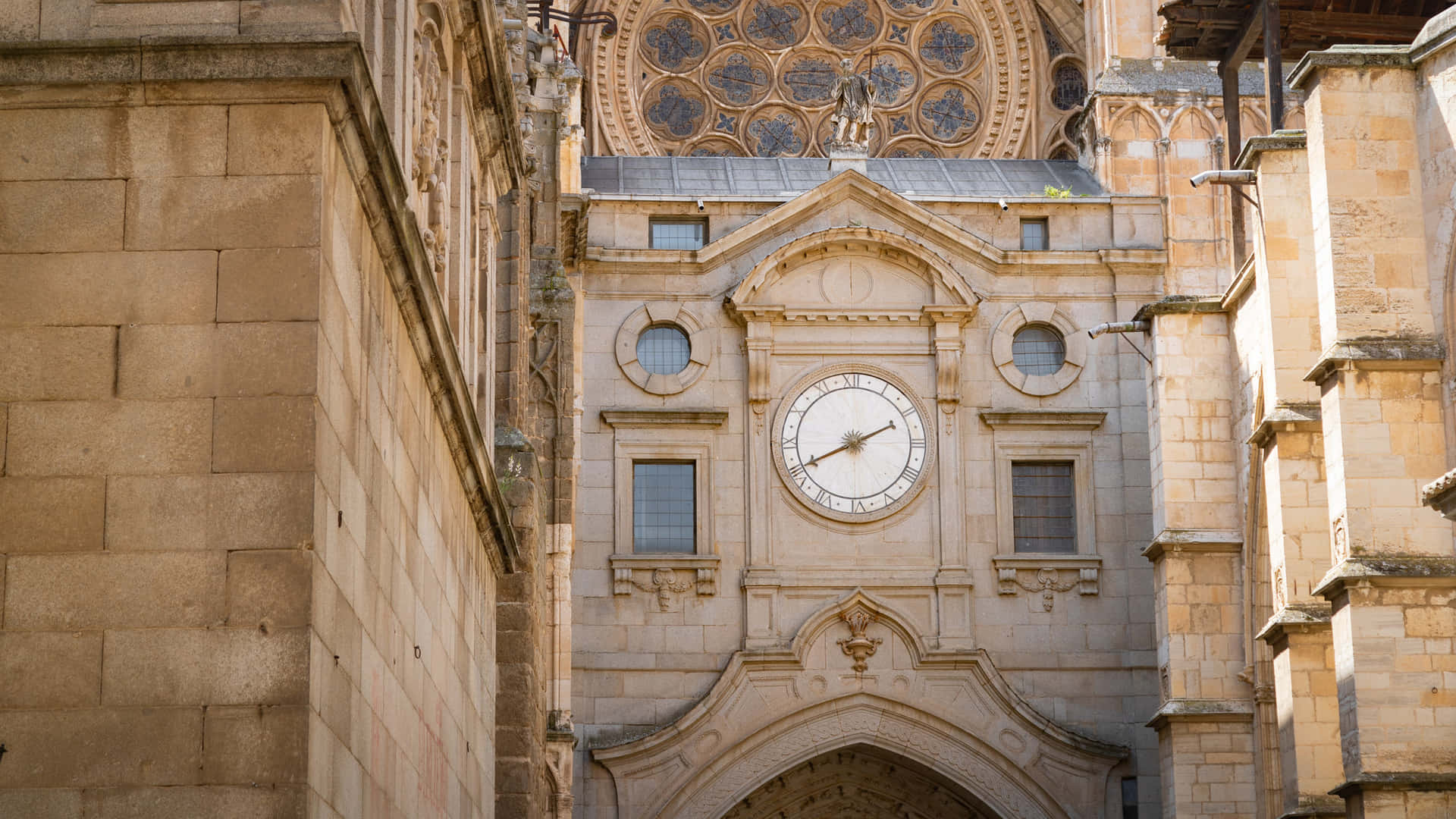 Uhraußerhalb Der Kathedrale Von Toledo Wallpaper