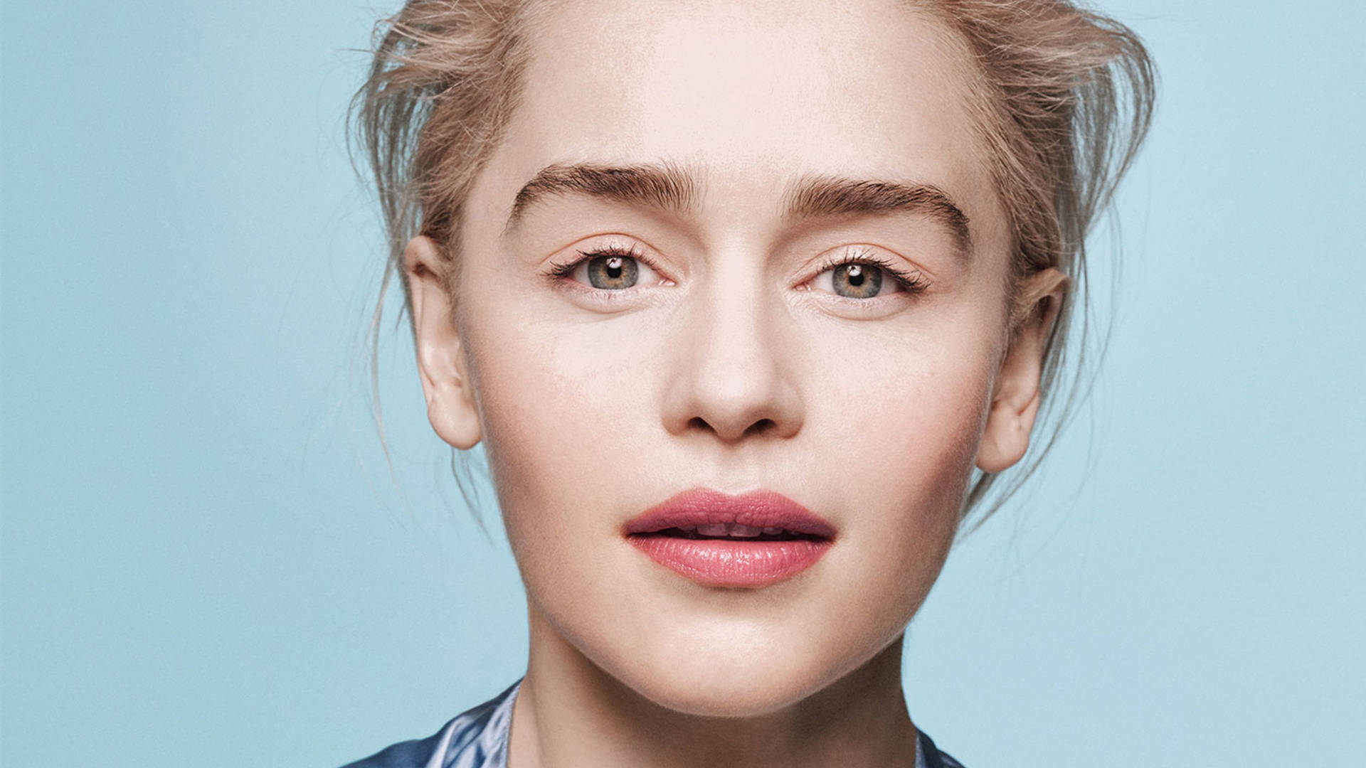 Close-Up Actress Emilia Clarke Wallpaper