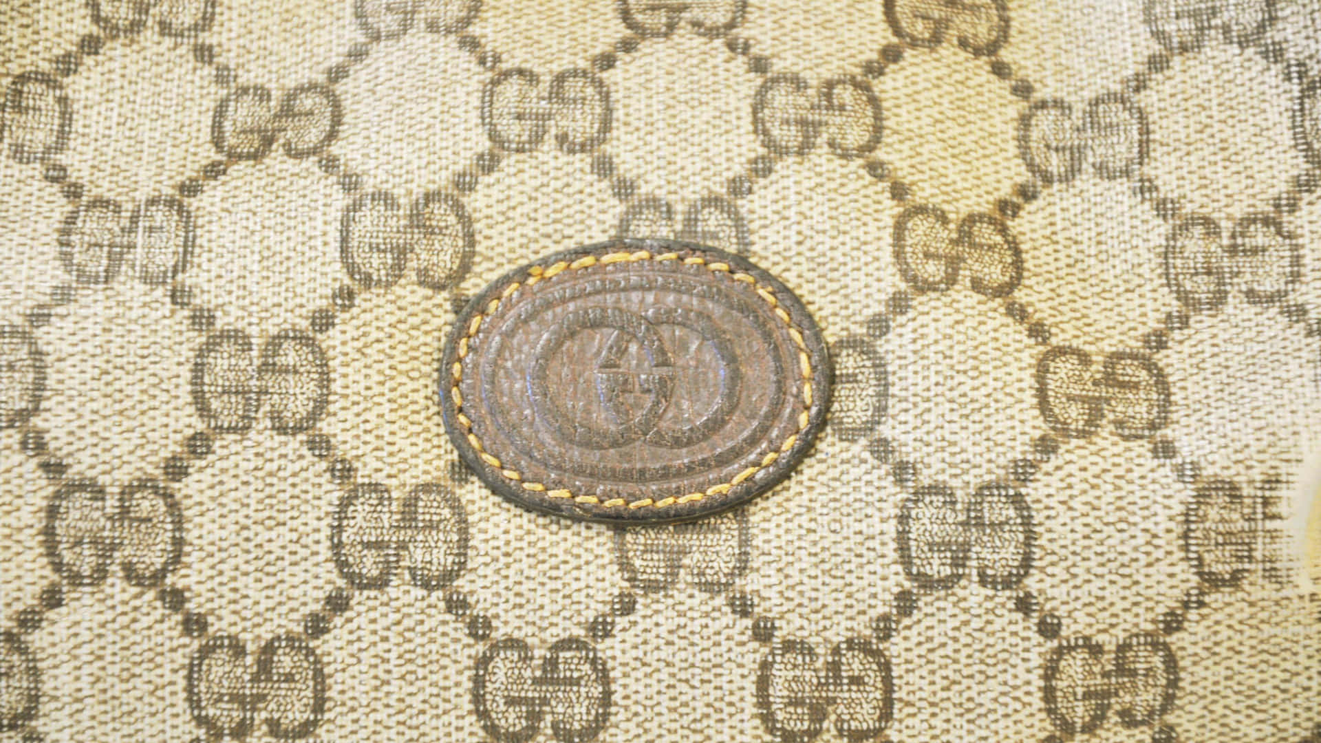 Närbildpå Guccis Logotyp På Väska I 4k. Wallpaper