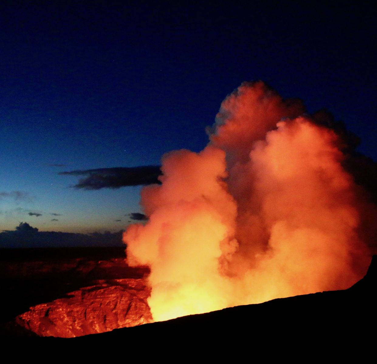 Acercamientodel Volcán Kilauea En El Cielo Nocturno. Fondo de pantalla