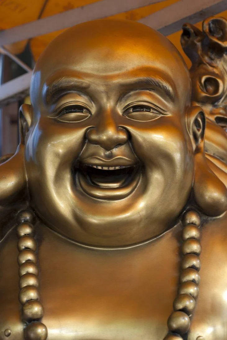 Primopiano Della Statua Dorata Del Buddha Che Ride Sfondo