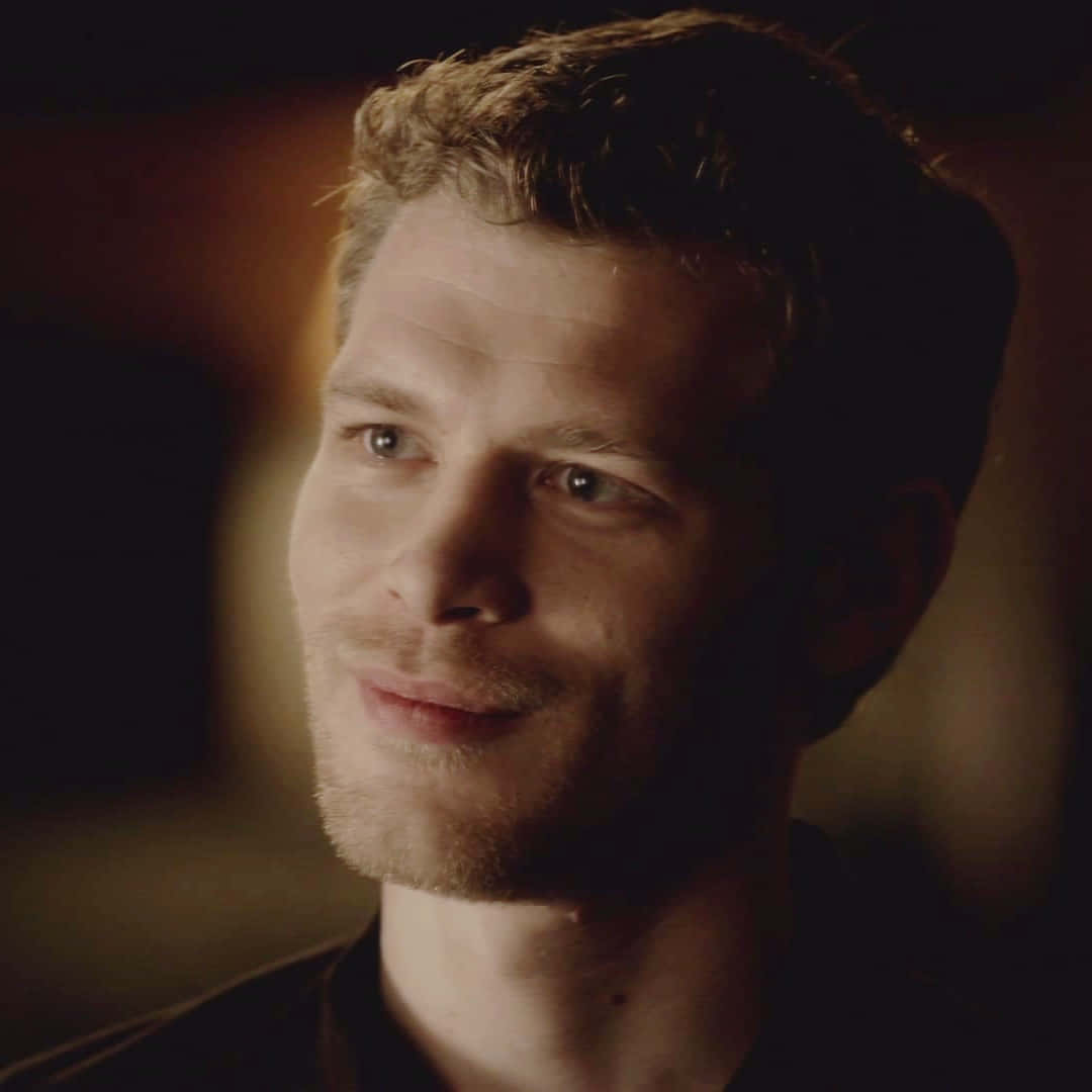 Klaus Mikaelson Captured in a Smiling Moment Wallpaper