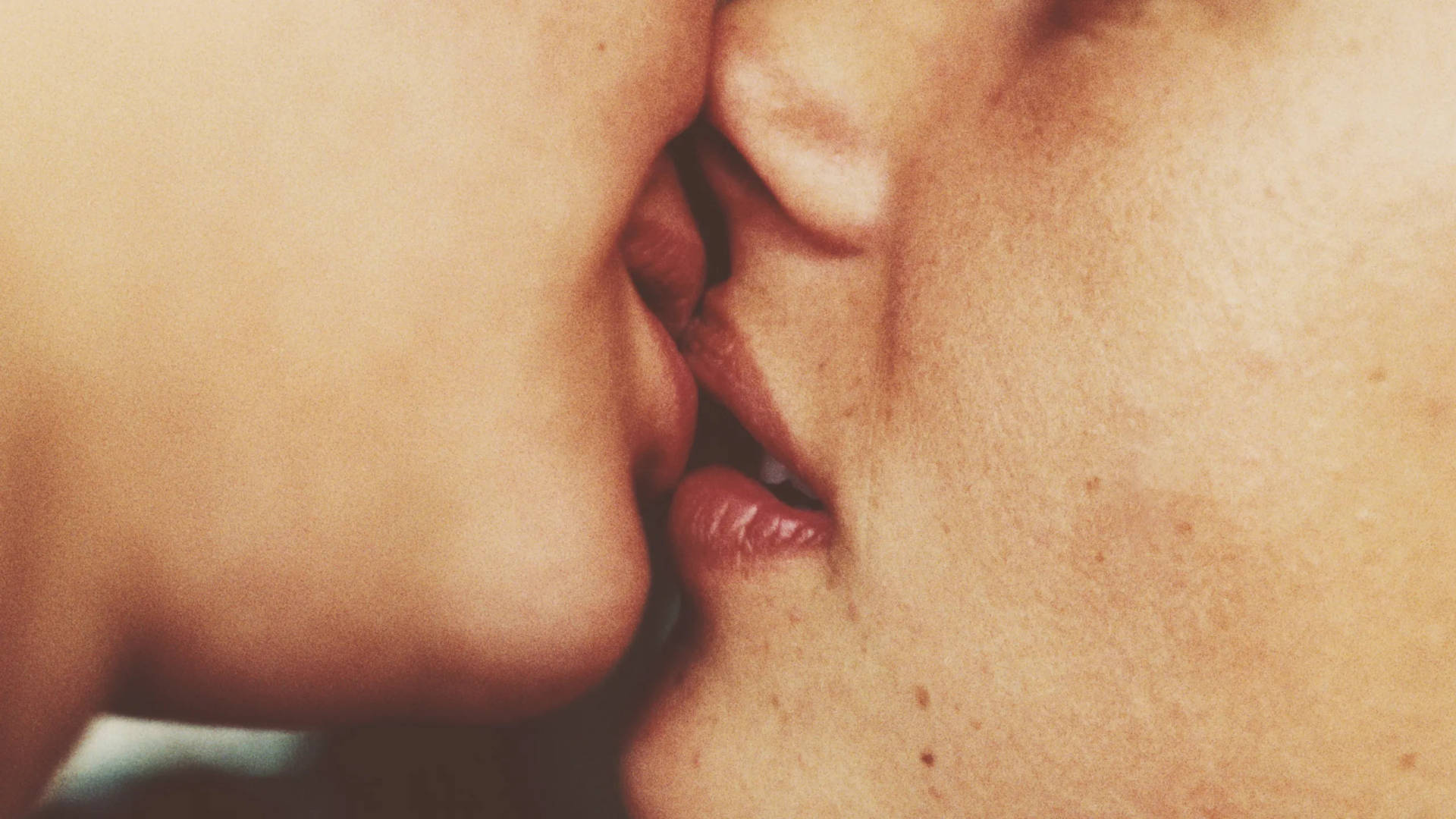 Download Close-up Of Lips Kissing Hd Wallpaper 