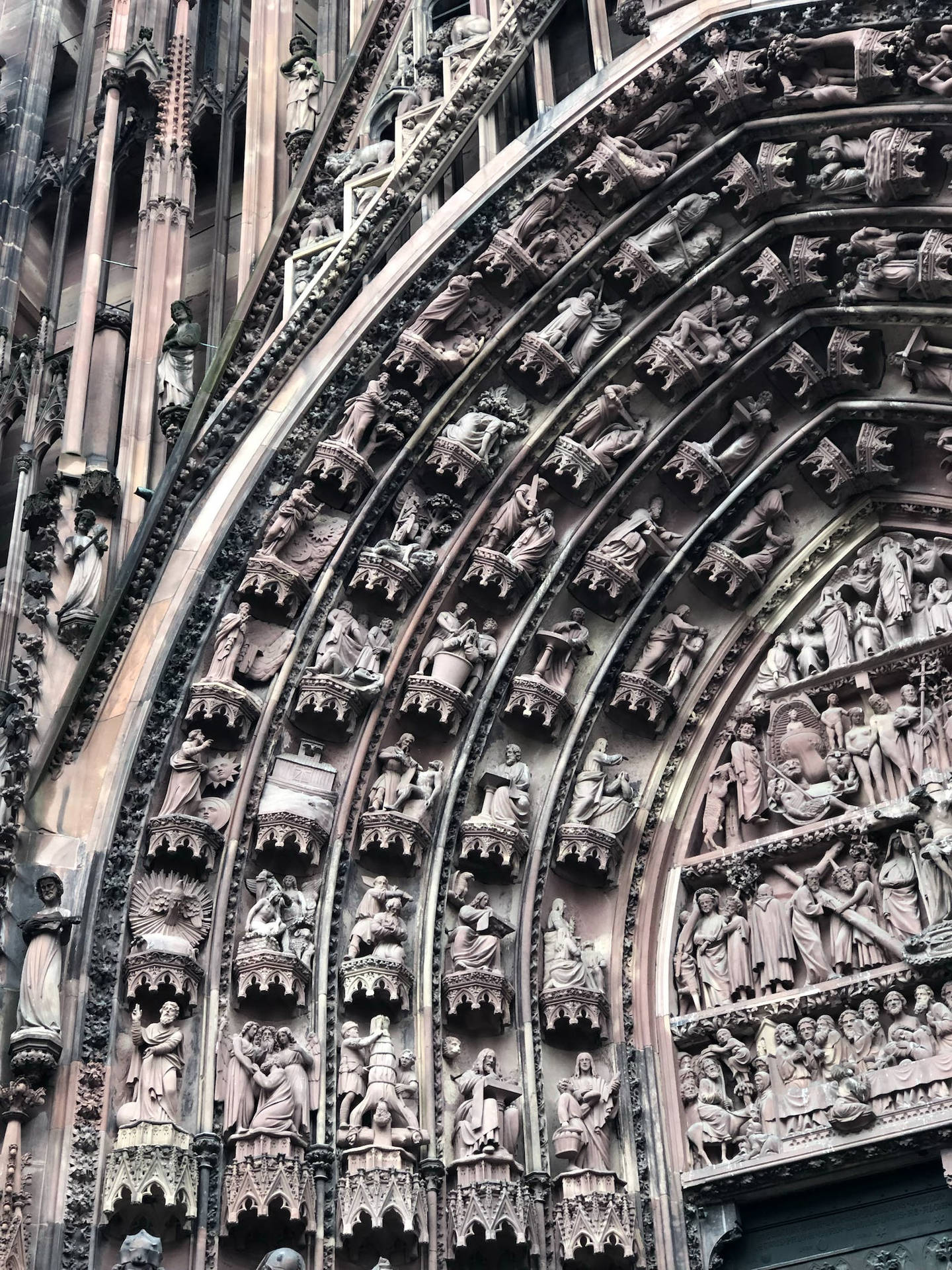 Primo Piano Della Cattedrale Di Strasburgo In Francia Iphone Sfondo