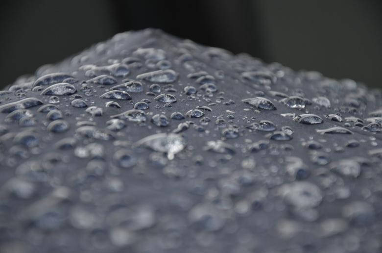 Nærbillede af vanddråber fra regn Wallpaper