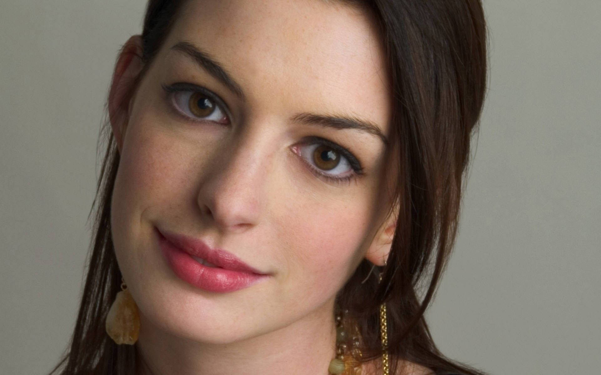 Close-up Portrait Of Anne Hathaway Wallpaper