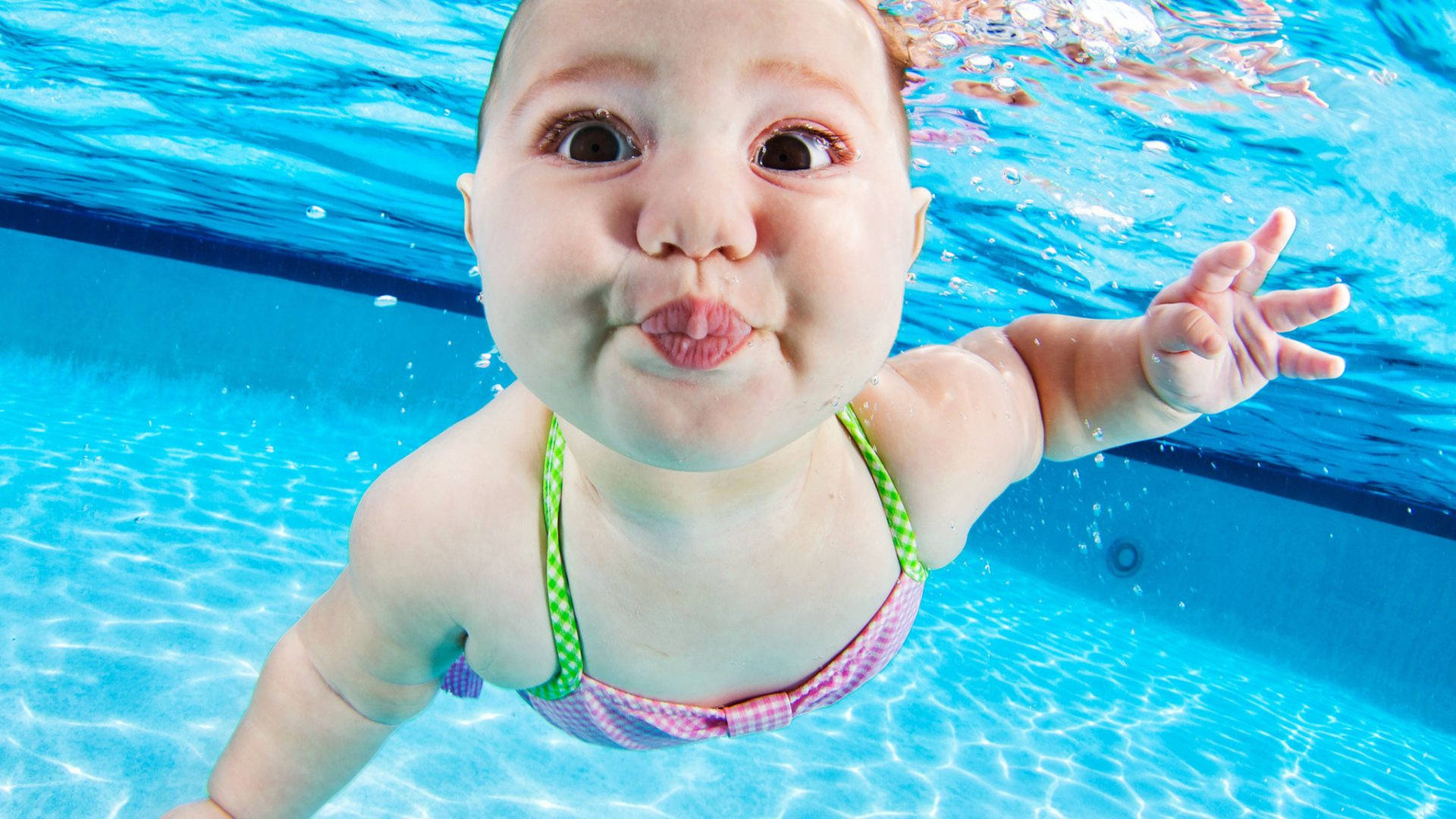 Close-up Swimming Baby Wallpaper