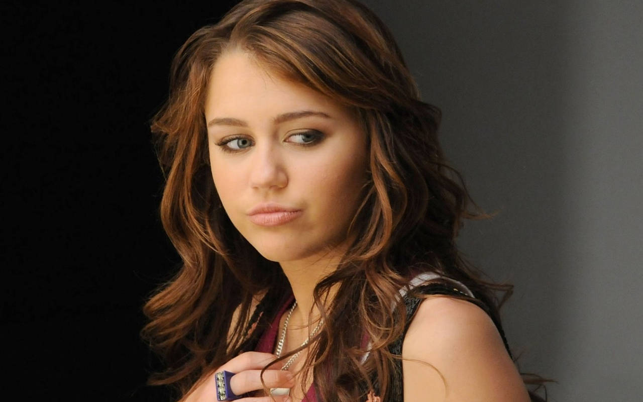 Close-up Teen Miley Cyrus Background
