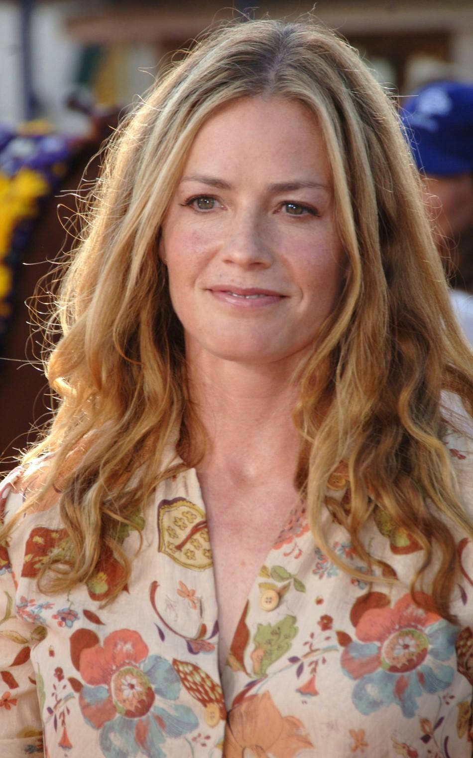 Close Up View Of Elisabeth Shue Wearing Beige Floral Collared Polo Wallpaper