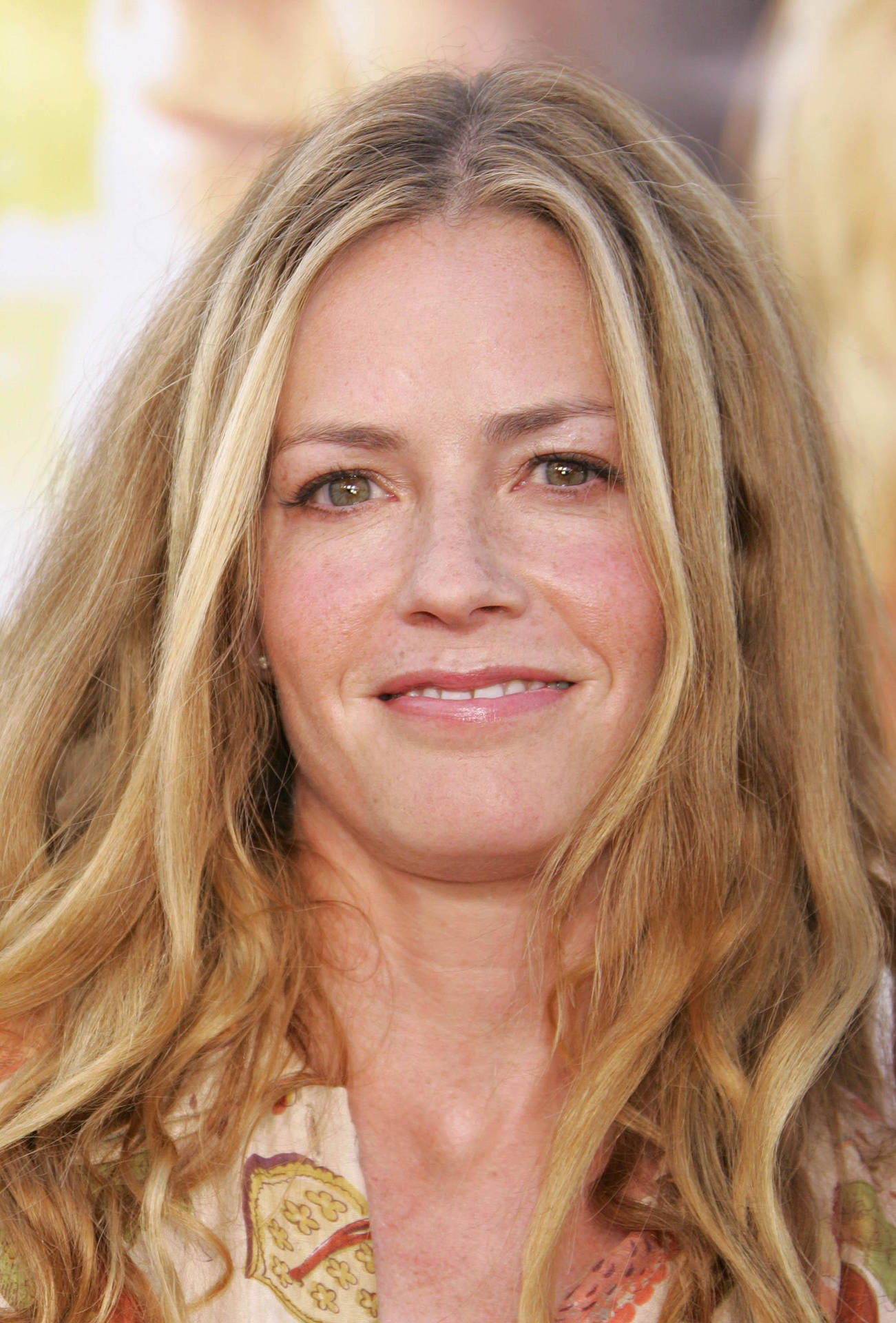 Close Up View Of Elisabeth Shue With Blonde Hair Smiling Wallpaper