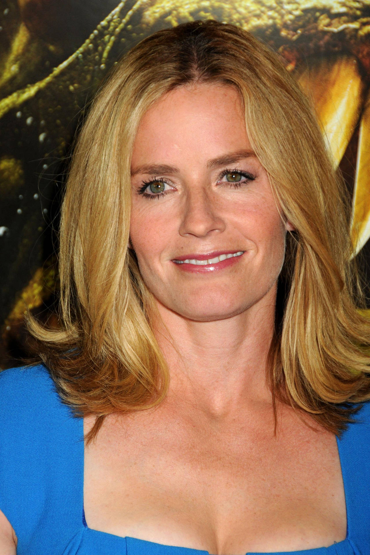 Close Up View Of Elisabeth Shue With Straight Blonde Hair Smiling Wallpaper