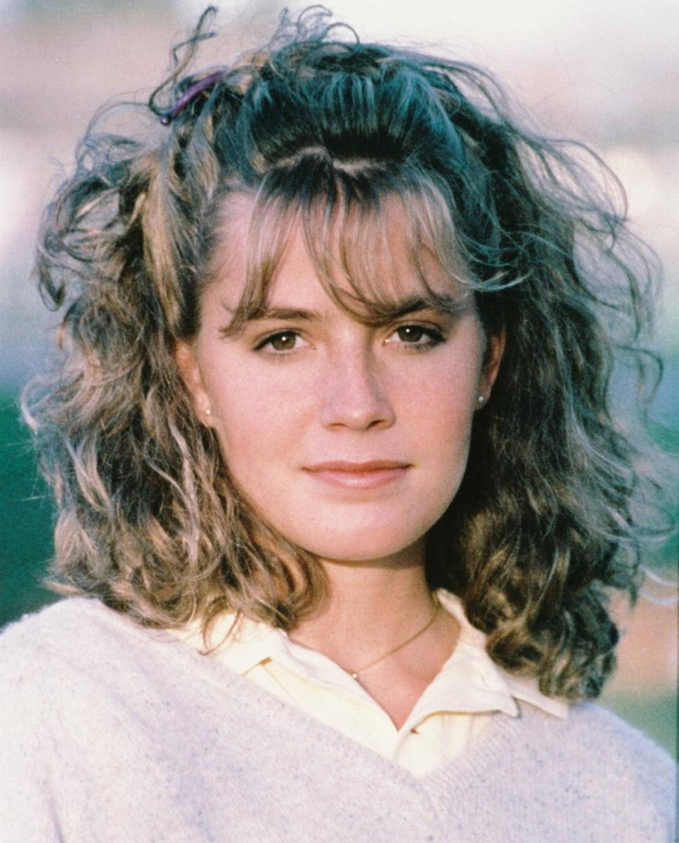 Close Up View Of Young Elisabeth Shue Smirking Wallpaper
