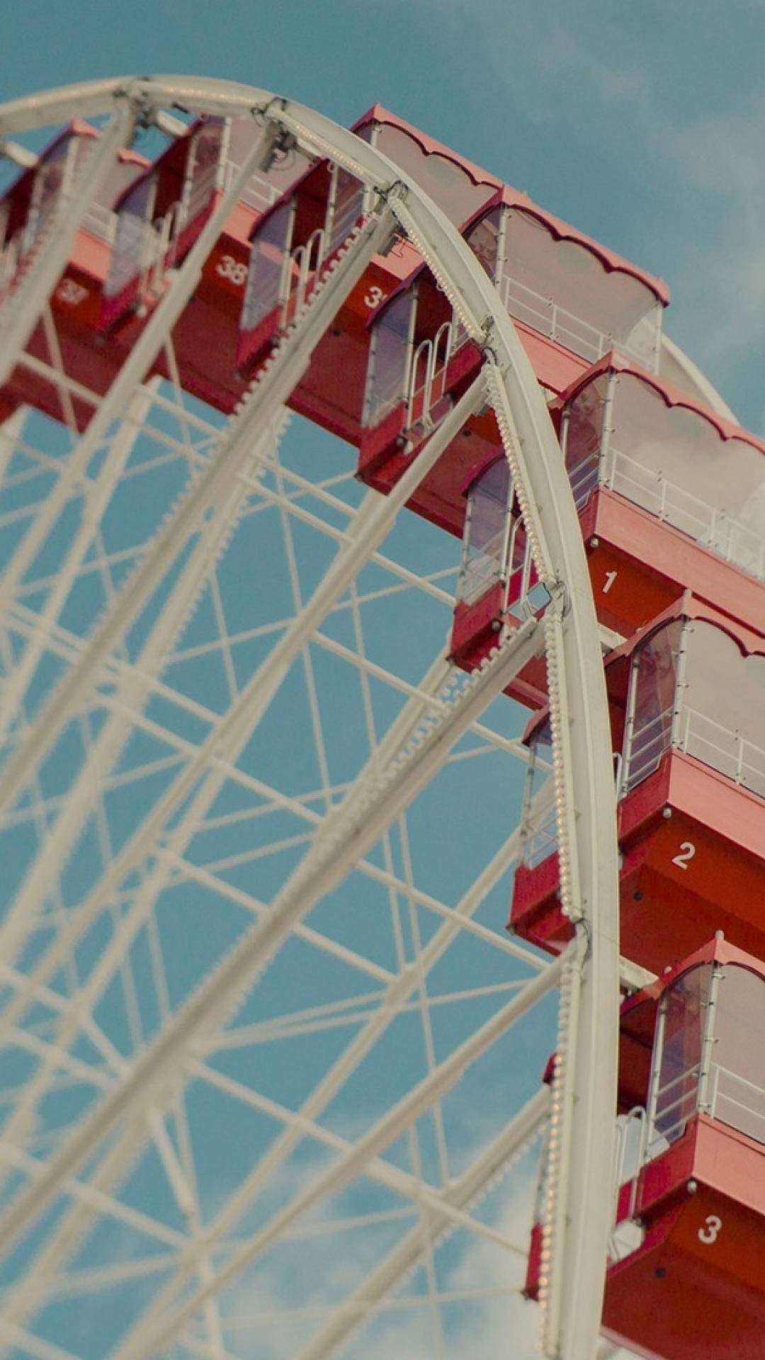 Ferriswheel De Cerca Con Cabinas Rojas. Fondo de pantalla