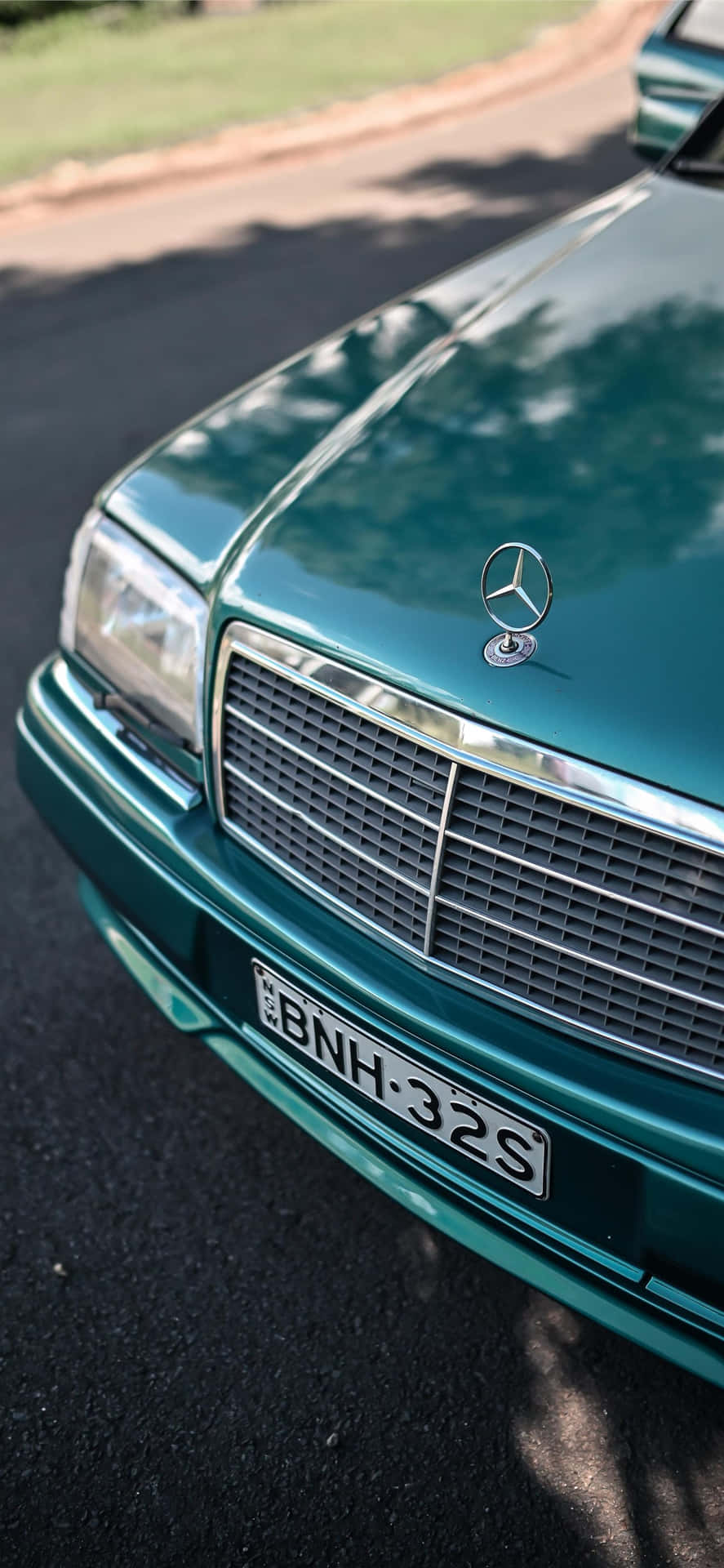 Närbildav Gammalt Mercedes Benz-emblem. Wallpaper