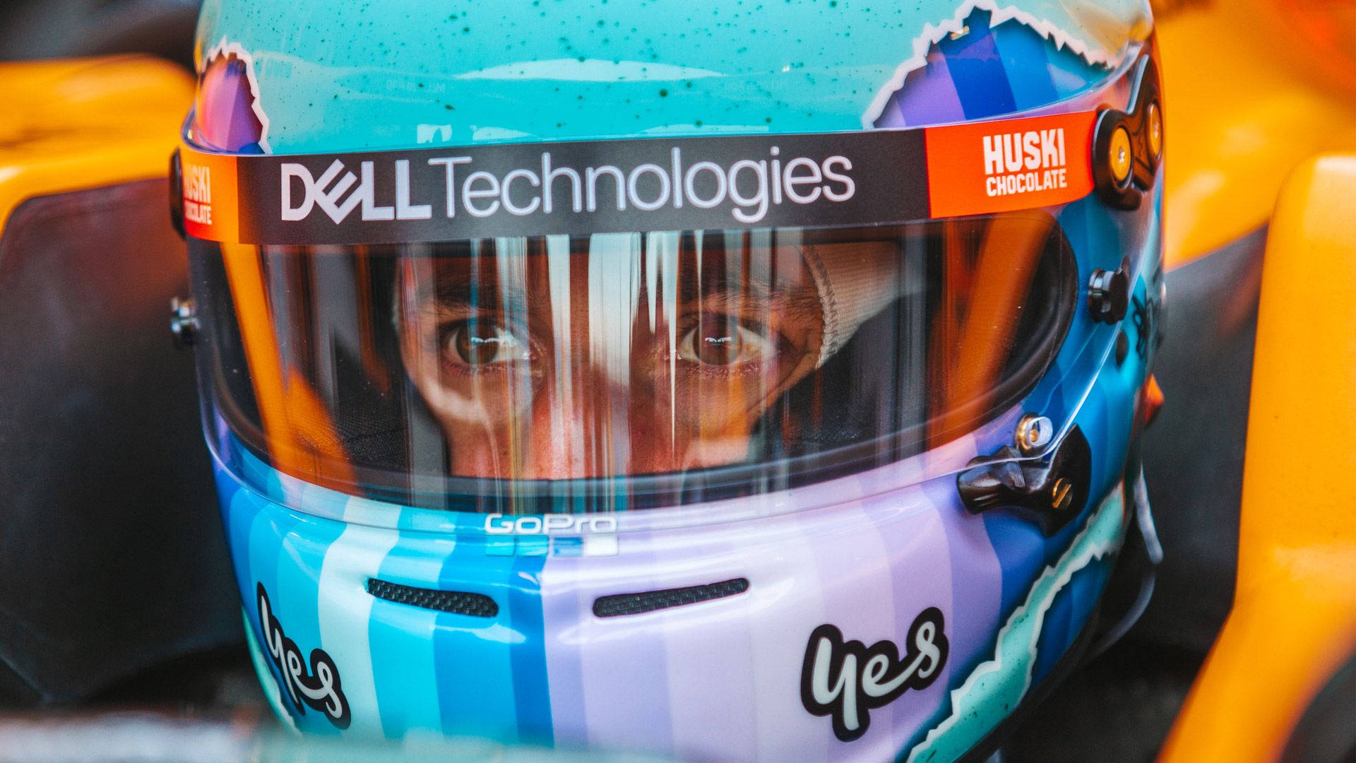 Tæt foto af Daniel Ricciardo med hjelm på Wallpaper