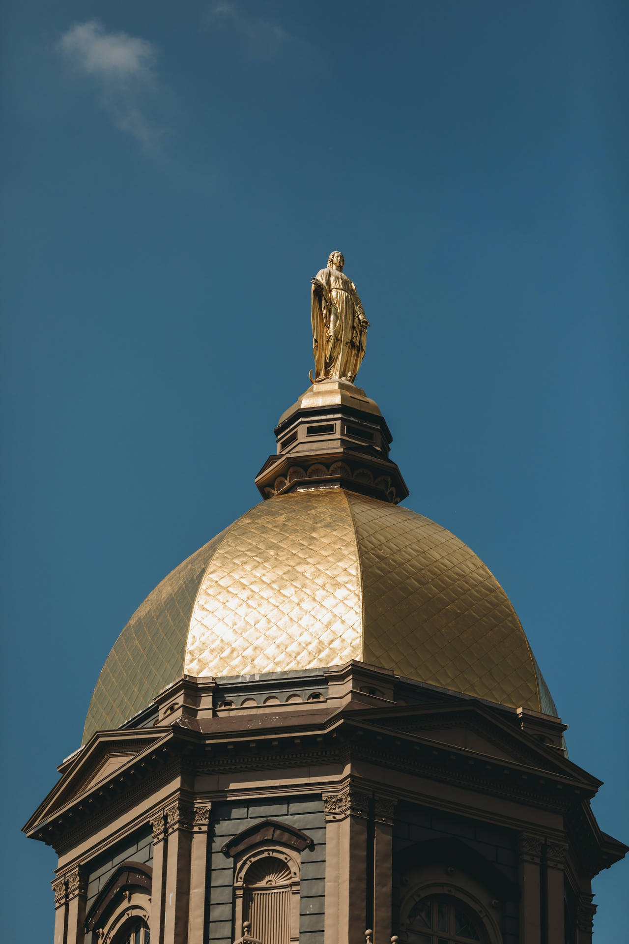 Nærbillede University Of Notre Dame Dome Statue Tapet Wallpaper