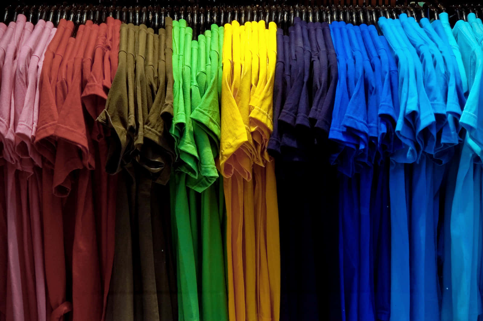 Imagende Camisas De Colores En Una Tienda De Ropa.