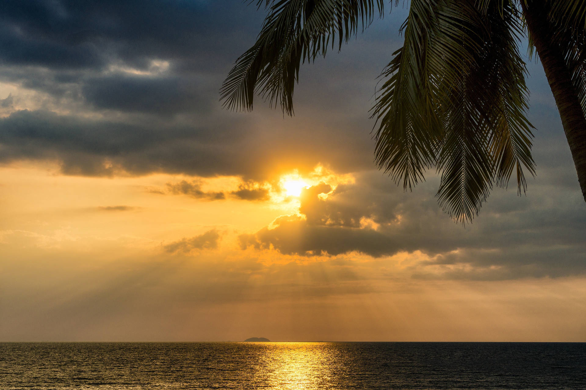 Hintergrundbildwolken Mit Tropischem Sonnenuntergang Wallpaper