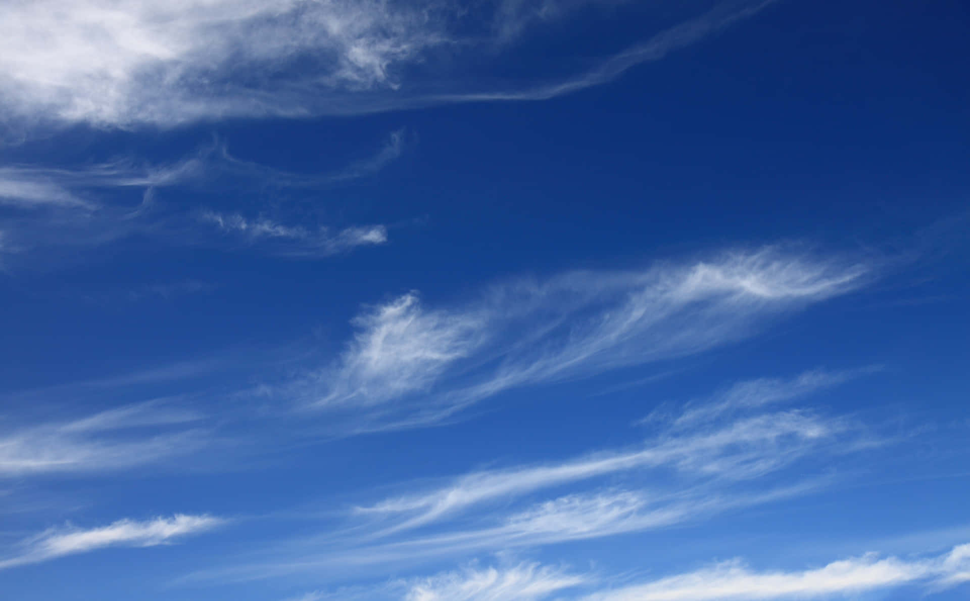 Dunklerhimmel Und Federwolken Hintergrund