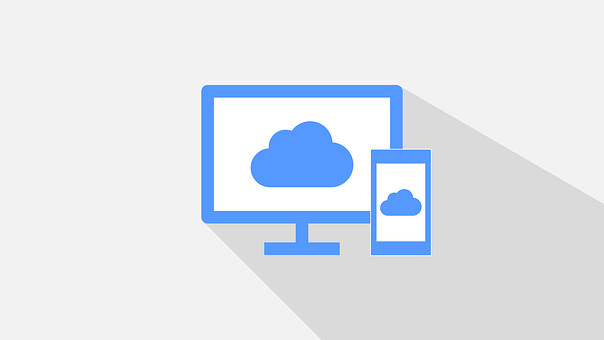 Iconos de nube azul en escritorio y teléfono con sombras largas sobre fondo gris