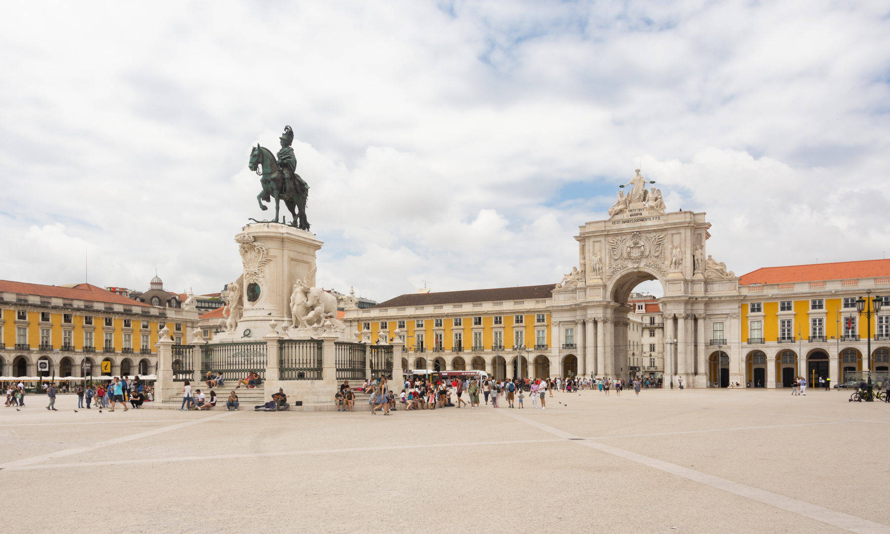 Pomeriggiotranquillo A Praça Do Comércio, Lisbona Sfondo
