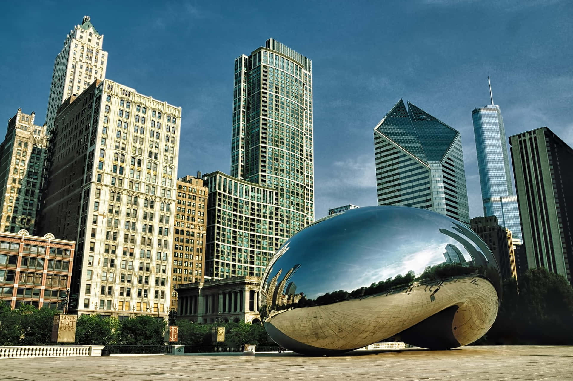 Cloud Gate Bean-shaped Structure In Chicago Background