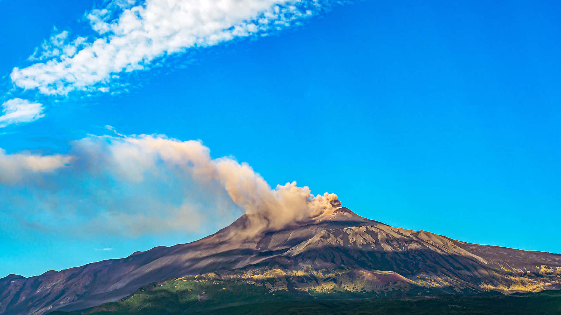 Cloud Spreading Mount Etna Wallpaper