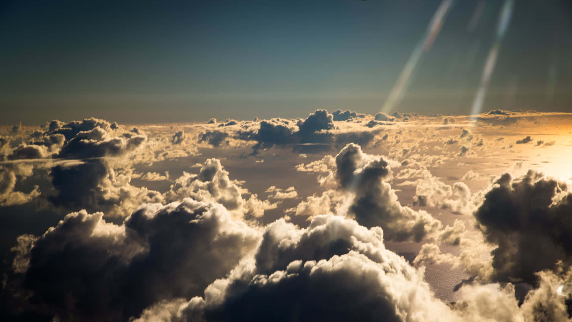 Cieloimpresionante Lleno De Majestuosas Nubes Blancas. Fondo de pantalla
